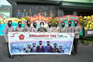 Kowad Kodim 0822 dan Polwan Polres Bondowoso Bersinergi Rayakan HUT TNI ke-76