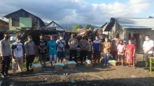 Peduli Korban Kebakaran, Kapolres Bitung Serahkan Bantuan Sembako