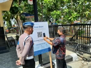 Percepat Penanganan Covid-19, Polres Sampang Berlakukan Aplikasi Pedulilindungi