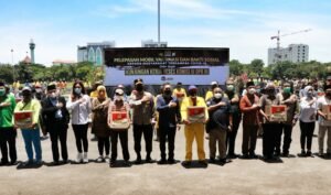 Kunker Reses Komisi III DPR RI di Mapolda Jatim, Lepas 77 Mobil Vaksinasi dan Berikan 2.000 Paket Sembako Bagi Warga Terdampak Covid-19