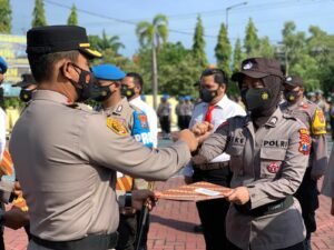14 Polisi Probolinggo Terima Penghargaan dari Kapolres AKBP Teuku Arsya Khadafi