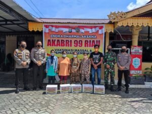 Kapolresta Pekanbaru Hadiri Vaksinasi Massal dan Pembagian Paket Sembako