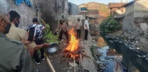 Tiga Pilar Semampir Bakar dan Robohkan Tempat Warung Andok Sabu di Jalan Kunti Surabaya