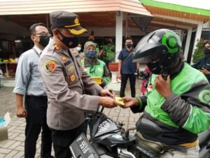 Polres dan URC Gojek Jember Gelar Aksi Pembagian Masker, Vitamin dan Penyemprotan Desinfecktan Kepada Driver Gojek