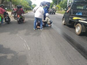 Tumpahan Solar di Jalan Kali Judan Surabaya Mengakibatkan Pengendara Motor Terjatuh