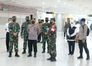 Panglima TNI, Kapolri dan KSAL Cek Serbuan Vaksinasi di Terminal 2 Juanda