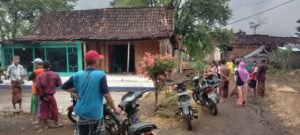 Angin Puting Beliung Hancurkan Belasan Rumah di Botolinggo