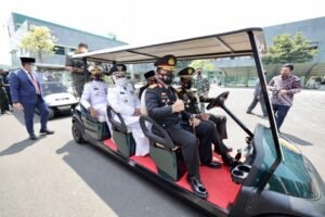 Satu Mobil Sapa Warga yang Antri Vaksin, Forkopimda Jatim Kompak dan Solid