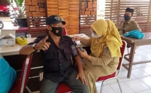 Sejumlah Wartawan Banyuwangi Ikuti Vaksin Astra Zeneca di Desa Karangsari