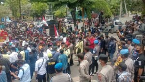 Ribuan Massa Gruduk Pemkab Probolinggo Tuntut Kepastian Pilkades Serentak, Ini Hasilnya