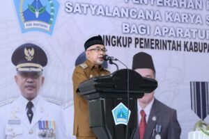 Wabup Serahkan Tanda Kehormatan Satyalencana Karya Satya Kepada 186 ASN Bantaeng