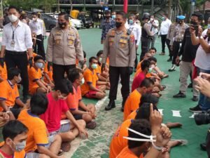 Polrestabes Surabaya Pamerkan 49 Tersangka Hasil Ungkap Kasus Sebulan Terakhir