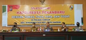 Kapolresta Pekanbaru Jalin Silahturahmi dengan Sejumlah Tokoh di Kantor Camat Bina Widya