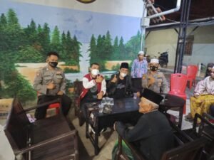 Kadinkes Sampang Apresiasi Kades Pacanggaan dan Kapolsek Pengarengan, Karena Giat Ini