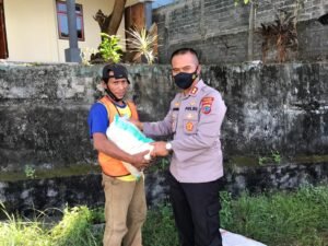 Penyapu Jalan di Kota Bitung Mendapat Bingkisan dari Kapolres AKBP Alam Kusuma S Irawan