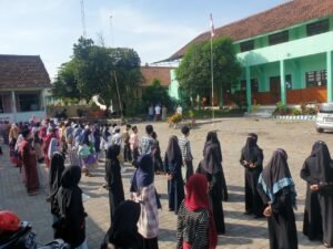 Ponpes Mambaul Ulum bersama MIN 2 Bondowoso Gelar Upacara Bendera HSN 2021