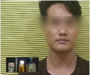 Apes…!! Pria Ini Ditangkap Unit Reskrim Polsek Simokerto Saat Asik Hisap Sabu
