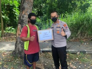 Peduli Sesama, Kapolres Serahkan Tali Asih kepada Masyarakat yang Membutuhkan