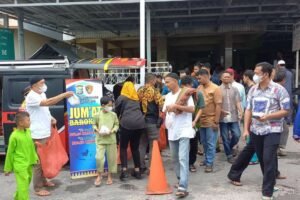 Jum’at Barokah, Dit Reskrimum Polda Riau Bagikan 500 Nasi Bungkus