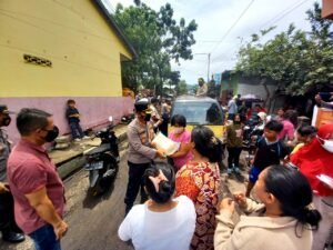 Kunjungi Masyarakat Terdampak Banjir di Pateten, Kapolres Bitung bersama PJU Serahkan Bantuan