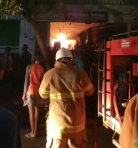 Toko Baju Di Bondowoso Hangus Terbakar, Sisakan 20 Persen Barang