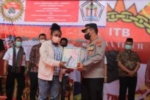 Berbagi Bansos di Masa Pandemi Covid-19 Bersama Warga Indonesia Timur