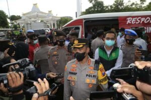 Tuntut Kenaikan Upah Sejumlah Buruh Dapat Vaksin Gratis dari Kapolrestabes Surabaya