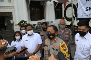 Polrestabes Surabaya Salurkan Seribu Sembako dari Juragan 99 untuk Warga Terdampak Covid-19