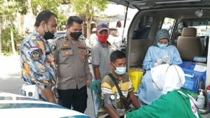 Polresta Banyuwangi Gelar Vaksin Kepada Para Pendemo Didepan Kantor Dinas Perikanan