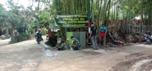 Karya Bakti TNI Satkowil, Koramil 0822/02 Curahdami dan Warga Buat Tempat Sampah