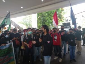 Tolak PT. TMS, Aliansi Rakyat Gelar Aksi Demontrasi di Halaman Kantor Gubernur Sulut