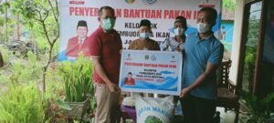 Wabup Tanggamus Secara Simbolis Serahkan Bantuan Pakan Ikan POKDAKAN Mina Jaya Sentosa
