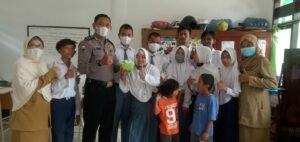 Keren..!! Sat Binmas Borong Telur Asin Hasil Karya Siswa SMALB Negeri Sampang