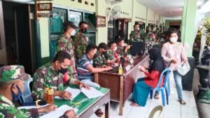 Babinsa Kodim 0822 Terus Lakukan Pendampingan Penyaluran Bantuan Tunai BTPKLW di Bondowoso