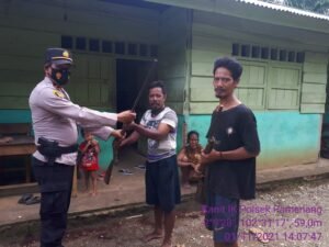 SAD Pauh Menang Serahkan Senjata Api Kepada Kapolsek Pamenang