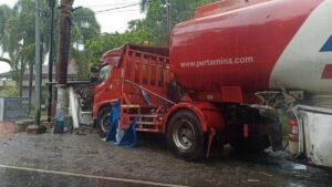 Mobil Tangki BBM Senggol Pick-up, Dua Warung dan Poslantas Tapen Ringsek