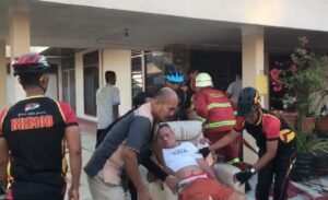 Aksi Heroik Anggota Brimob Polda Riau Selamatkan Lansia yang Stroke dari Kebakaran Rumah