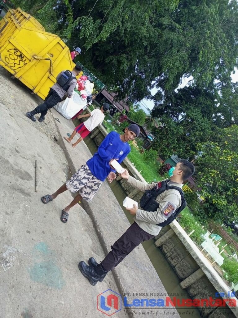 Tim PRC Dit Samapta Polda Kalbar Membagikan Nasi Kotak Untuk Warga