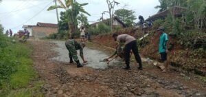 Mempererat Tali Silahturahmi, Bhabinkamtibmas Polsek Banjit Ajak Warga Bergotong Royong
