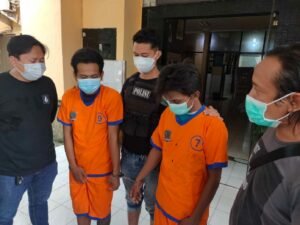 Jatuh Saat Akan Melarikan Diri, Dua Jambret HP di Surabaya Tertangkap Warga dan Nyaris Dimassa