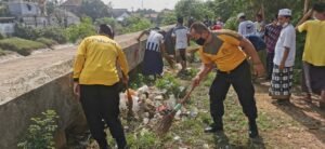 Antisipasi Banjir Sat Binmas Sampang bersama Santri Assirojiah Kerjabakti di Kali Kemuning