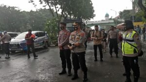 Kompak..!! Kapolrestabes Surabaya Setia Dampingi Buruh Menyampaikan Aspirasi di Tengah Derasnya Hujan