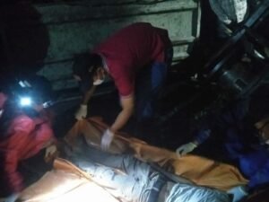 Apes..!! Sopir Truck Asal Situbondo Tewas Usai Tertimpa Muatan Besi Tua