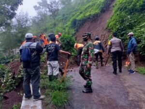 Akses Utama Wisata Tancak Kembar Bondowoso Longsor