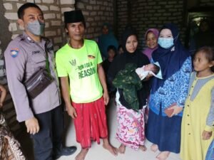 Setelah Terima Laporan dari Kades, Anggota Polsek Robatal Langsung ke TKP bersama Nakes