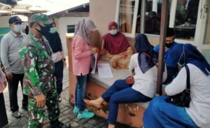 Dukung Percepatan Target Vaksinasi Lansia, Babinsa Koramil 0822/07 Maesan Dampingi Warga