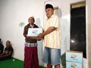 Tingkatkan Kepedulian, BMN Bagikan Paket Air Mineral untuk Warga Wonosuko Tamanan