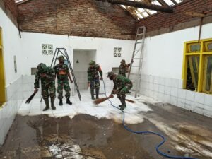 Terjadi Kebakaran di Tlogosari, Babinsa 0822/13 Gotong Royong Bersihkan Rumah Korban