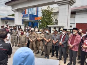 Tidak Terima Calon Dukungannya Didiskualifikasi, Puluhan Warga Melakukan Unjuk Rasa di Gedung DPRD Dairi