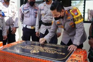 Resmikan Polsek Leces, Kapolres Probolinggo Beri Santunan Anak Yatim Piatu dan Dhuafa